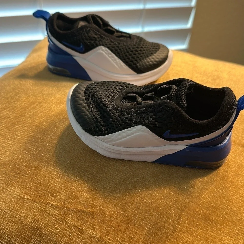Nike Black and Blue Sneakers with Elastic Laces and Breathable Mesh